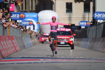 Egan Bernal celebra la victoria en el Giro.