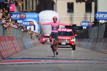 Egan Bernal celebra la victoria en el Giro. 