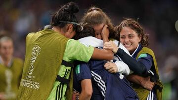 Argentina's players celebrate at the end of the France 2019 Women's World Cup Group D football match between Scotland and Argentina, on June 19, 2019, at the Parc des Princes stadium in Paris. (Photo by Lionel BONAVENTURE / AFP)