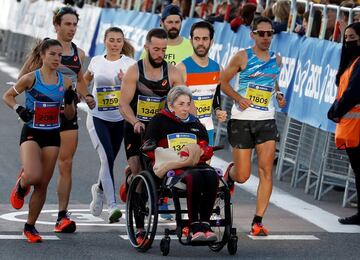 De reciente consecución es también este, que consiguió el día 7 de este mismo mes el atleta catalán Eric Domingo en la Maratón de Barcelona. Domingo corrió esta vez empujando la silla de ruedas de su madre Silvia, que padece esclerosis múltiple. La pareja completó los 42 kilómetros del recorrido en dos horas, 53 minutos y 28 segundos, más rápido que nadie antes. Una gran iniciativa para visibilizar esta enfermedad neurodegenerativa.  