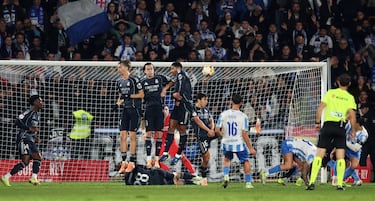 2-3. Isaiah Jerónimo lanza una falta directa y el balón se estrella en el larguero. En el rechace, aparece Gonzalo Di Renzo que dispara, el esférico golpea de nuevo en el travesaño y se cuela en la portería de Andriy Lunin.