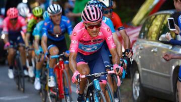 Team Movistar rider Ecuador's Richard Carapaz, wearing the overall leader's pink jersey (C) rides in the last kilometer of the Monte Avena ascent during stage twenty of the 102nd Giro d'Italia - Tour of Italy - cycle race, 194kms from Feltre to Croce D'Aune-Monte Avena on June 1, 2019. (Photo by LUCA BETTINI / POOL / AFP)