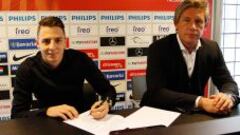 El defensor colombiano Santiago Arias (izquierda) firm&oacute; su renovaci&oacute;n con el PSV hasta 2019. 