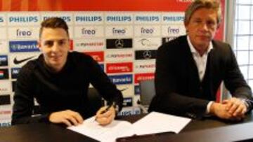 El defensor colombiano Santiago Arias (izquierda) firmó su renovación con el PSV hasta 2019.