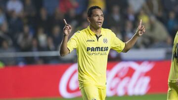 Carlos Bacca celebrando uno de sus goles con Villarreal en la goleada sobre Celta por LaLiga de Espa&ntilde;a