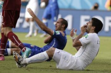 El uruguayo mordió al italiano Giorgio Chiellini en el Mundial Brasil 2014, lo que lo sentenció a una fuerte multa y suspensión. Se dice que tiene un problema mental leve. Además, en dos ocasiones ha sido acusado de racista, pues le negó el saludo a Patrice Evra en Inglaterra, y años después se lo encontró, y rechazó darle la mano. Su capacidad goleadora no se discute.