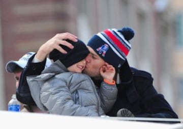 Espectacular recibimiento en las calles de Boston. Tom Brady y su hijo.