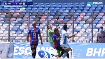 El penal a favor de Iquique que no vio el árbitro Eduardo Gamboa