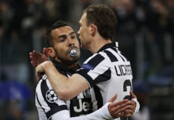 Carlos Tevez de la Juventus, con su compañero, Stephan Lichtsteiner después de anotar su primer gol