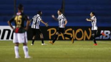 Mat&iacute;as Santos celebra ante la mirada de Leonardo Valencia.