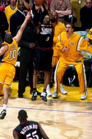 Una imagen ya icónica: Iverson anota el tiro que casi sentenciaba a unos Lakers casi invencibles en el primer partido de las finales de 2001. Ganaron los angelinos pero Iverson dejó en el Staples una de las grandes actuaciones en la historia de los playoffs.