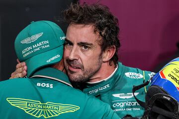 El piloto español Fernando Alonso muy satisfecho con la clasificación de su Aston Martin. 