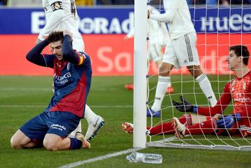 El centrocampista del Huesca Gonzalo Melero se lamenta de su ocasión 