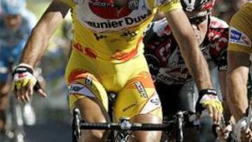 <b>LA LEY DEL MÁS RÁPIDO.</B> Fran Ventoso atraviesa victorioso la meta de Almendralejo.