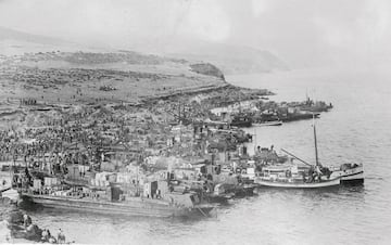 Las tropas francesas avanzaron desde el sur mientras la flota y el ej¨¦rcito espa?oles aseguraban la bah¨ªa de Alhucemas mediante un desembarco anfibio, y comenzaron a atacar desde el norte. Tras un a?o de f¨¦rrea resistencia, Abd el-Krim, l¨ªder de ambas tribus, se rindi¨® a las autoridades francesas, y en 1926 el Marruecos espa?ol fue finalmente recuperado.