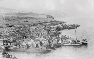 Las tropas francesas avanzaron desde el sur mientras la flota y el ejército españoles aseguraban la bahía de Alhucemas mediante un desembarco anfibio, y comenzaron a atacar desde el norte. Tras un año de férrea resistencia, Abd el-Krim, líder de ambas tribus, se rindió a las autoridades francesas, y en 1926 el Marruecos español fue finalmente recuperado.