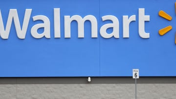 ARCHIVO - En esta fotograf&iacute;a de archivo del 31 de marzo de 2020, una mujer saca alimentos de un carrito a su veh&iacute;culo afuera de una tienda Walmart en Pearl, Mississippi.