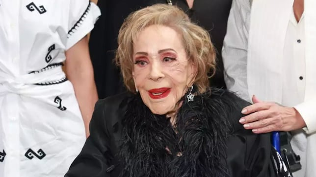 Silvia Pinal en estado crítico, familiares se reúnen en el hospital