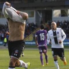 Chupete Suazo pidió cambio por el mal estado de la cancha