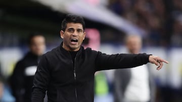 Boca Juniors' team coach Hugo Ibarra gestures during the Argentine Professional Football League Tournament 2022 match against Atletico Tucuman at La Bombonera stadium in Buenos Aires, on August 28, 2022. (Photo by ALEJANDRO PAGNI / AFP)