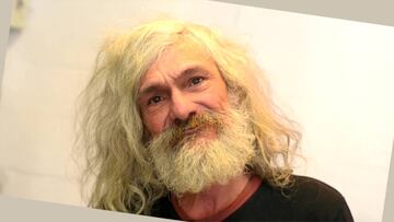 Josete, un aparcacoches de Palma de Mallorca antes de que la peluquería La Salvajería transformara su aspecto por completo