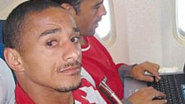 <b>BEBIENDO MATE. </b>El uruguayo Darío Silva, en el viaje en avión camino de Lille, donde hoy será titular en el partido de UEFA.
