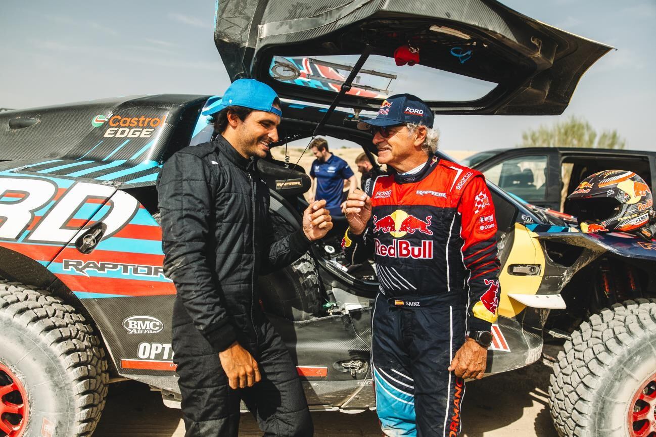 Los Sainz, junto al Ford Raptor T1+ del Dakar.
