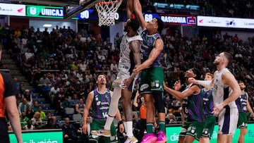 Tyson Pérez bajo aros.