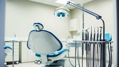 A woman spends $33,000 to change her teeth, the dentist loses his license and she ends up with no teeth: “It was a big decision to do it”