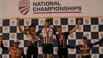 Mauro Rato posa en el podio como subcampeón universitario de Estados Unidos de ciclismo en pista en la modalidad de puntuación.