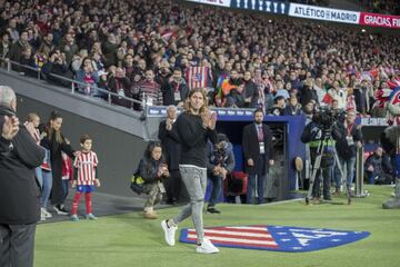 El ex jugador rojiblanco, Filipe Luis, durante el homenaje que ha recibido en el Wanda Metropolitano.