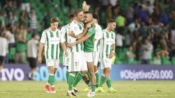 Joaquín, abrazado a Sergio León.