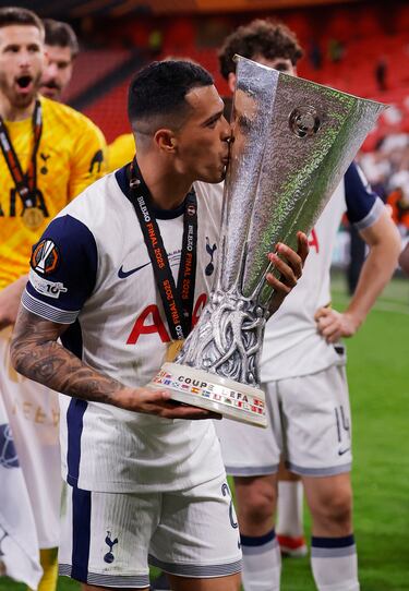 Los jugadores del Tottenham desataron la euforia tras conquistar la Europa League en una noche mágica en San Mamés. Abrazos, cánticos y emoción pura sobre el césped que fue testigo de su gesta histórica.