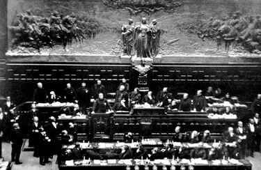 El Consejo del Fascismo (Gran Consiglio del Fascismo) se convirtió en el principal órgano de gobierno en Italia durante el régimen fascista, específicamente bajo el liderazgo de Benito Mussolini. Este órgano, inicialmente creado como un organismo del Partido Nacional Fascista, se transformó en un organismo estatal el 9 de diciembre de 1928, controlando las instituciones de gobierno.