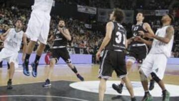 <b>DE VUELTA. </b>Freeland, ya recuperado, lanza ante Raúl López.