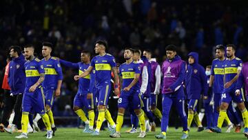 Argentina's Boca Juniors players leave at the end of the Copa Libertadores group stage football match after a 1-1 draw with Brazil's Corinthians, at La Bombonera stadium in Buenos Aires, on May 17, 2022. (Photo by ALEJANDRO PAGNI / AFP)