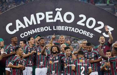 Marcelo celebra la Copa Libertadores con sus compañeros.
