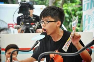 Joshua Wong de 19 años, es un activista estudiantil de Hong Kong fundador del movimiento Escolarismo, compuesto por estudiantes de educación secundaria y de universidad. Es una de las figuras clave de las Protestas estudiantiles en Hong Kong de 2014.