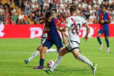 Aunque el balón quedó ligeramente atrás para Pedri, el mediocampista español acomodó el cuerpo para disparar al arco de Dani Cárdenas.