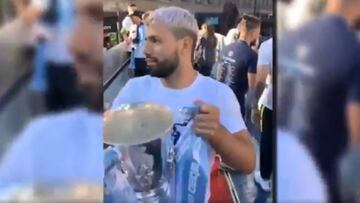 El Kun y Otamendi bebieron cerveza en la celebración del City... ¡del mismo trofeo!