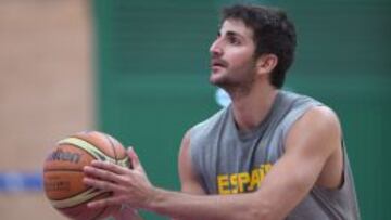 Ricky Rubio durante un entrenamiento de tiros libres con la selección española