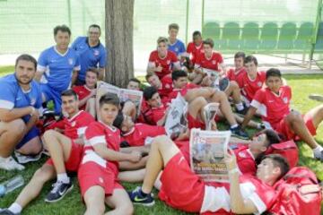 Segunda jornada de la Cotif Youth Cup. Los cadetes del Atlético se relajan leyendo el AS.