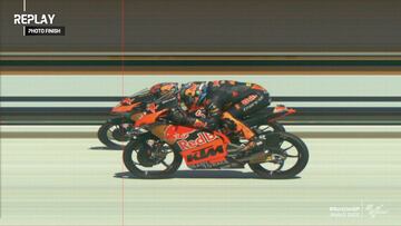 Foto finish de ?nc¨¹ y Holgado en el GP de Austria de Moto3.