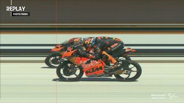 Foto finish de Öncü y Holgado en el GP de Austria de Moto3.