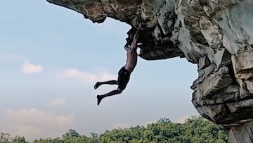 Hombre escalando una roca en Summersville Lake State Park (EEUU).