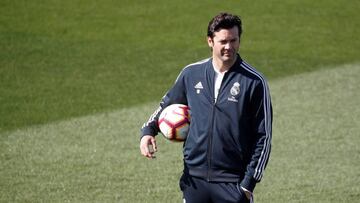 GRAF1373. MADRID, 09/03/2019.- El entrenador argentino del Real Madrid, Santiago Solari, durante el entrenamiento realizado este sábado en la Ciudad Deportiva de Valdebebas, para preparar el partido de la vigésima séptima jornada de L