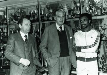 Laurie Cunningham, con técnico Vujadin Boskov y el presidente Luis de Carlos, fichó por el Real Madrid procedente del West Bromwich Albion. Fue el fichaje más caro de la historia del club: 175 millones de pesetas.