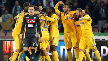 Soccer Football - Serie A - Napoli vs Juventus - Stadio San Paolo, Naples, Italy - December 1, 2017   Juventus players celebrate as Napoli&#039;s Piotr Zielinski looks dejected   REUTERS/Ciro De Luca