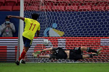 El encuentro terminó 1-1 tras los noventa minutos. Lautaro Martínez y Luis Díaz anotaron y la clasificación se definió desde los once pasos. Los de Scaloni se impusieron 3-2 y ahora jugarán la final ante Brasil. 