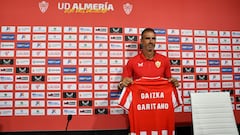El nuevo entrenador de la U.D. Almería Gaizka Garitano durante su presentacion  en el Power Horse Stadium de Almería . 